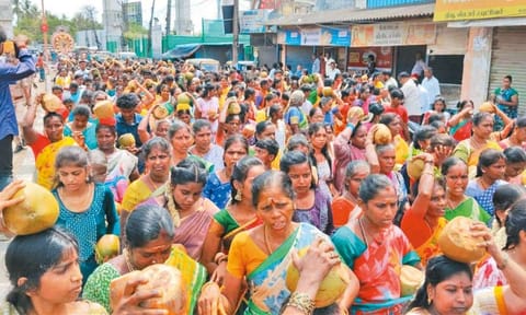 அபிஷேகத்திற்காக இளநீர் கொண்டு வந்த பக்தர்கள்