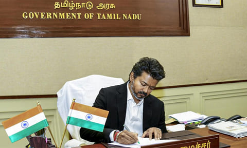 கோவில்கள், பள்ளி, கல்லூரிகள் அருகே உள்ள டாஸ்மாக் கடைகளை மூட முதல்-அமைச்சர் விஜய் உத்தரவு?