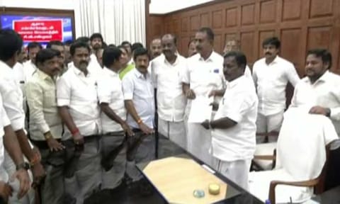 அ.தி.மு.க. சட்டமன்ற குழு தலைவராக எஸ்.பி.வேலுமணியை நியமிக்க கோரி தற்காலிக சபாநாயகரிடம் கடிதம்