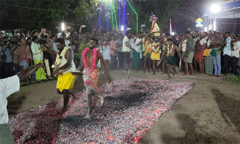 தீமிதித்த பக்தர்கள்