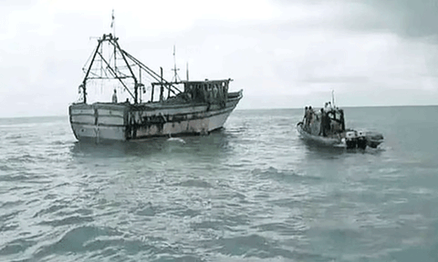 தூத்துக்குடி கடலில் அத்துமீறி மீன்பிடித்த கேரள மீனவர்கள் 16 பேர் விசைப்படகுடன் சிறைபிடிப்பு
