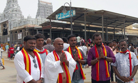 விஜய் முதல்-அமைச்சரானதால் திருச்செந்தூரில் த.வெ.க. நிர்வாகி நேர்த்திக்கடன்