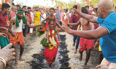 குழந்தையை சுமந்தபடி தீமித்த பக்தர்