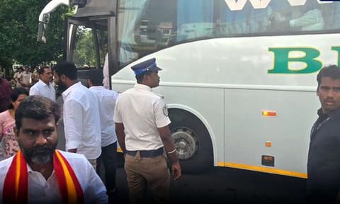 நம்பிக்கை வாக்கெடுப்பில் பங்கேற்க சொகுசு பஸ்சில் சட்டசபைக்கு வந்த தவெக எம்.எல்.ஏ.க்கள்