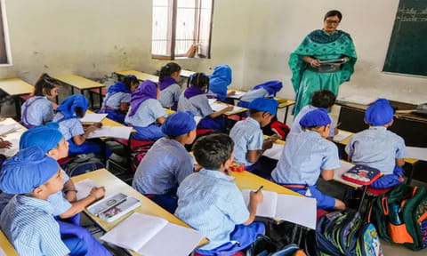 டெல்லியில் ஆன்லைன் வகுப்புகளுக்கு மாற பள்ளிகள் திட்டம்