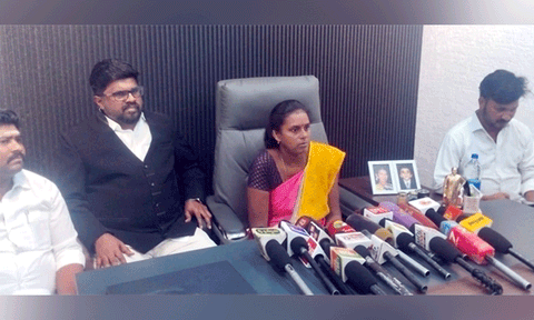 போலீஸ் சப்-இன்ஸ்பெக்டரை கைது செய்ய வலியுறுத்தி போராட்டம்: தூத்துக்குடியில் மணிகண்டன் மனைவி பேட்டி