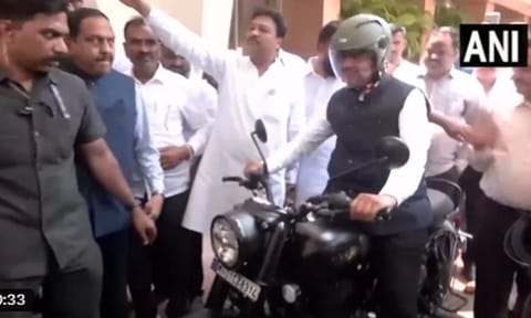 எரிபொருள் சிக்கனம்; சட்டப்பேரவைக்கு பைக்கில் வந்த முதல் மந்திரி