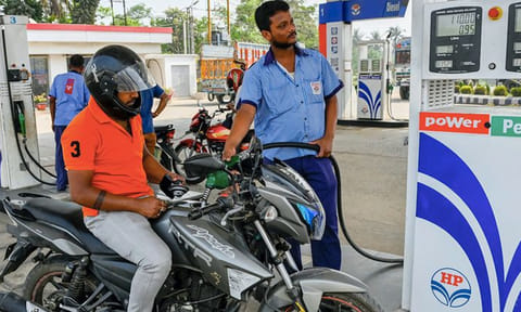 பெட்ரோல், டீசல் விலையை அதிரடியாக உயர்த்திய மத்திய அரசு; பொதுமக்கள் அதிர்ச்சி