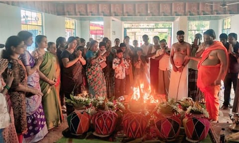 குருபூஜையில் கலந்துகொண்டு தரிசனம் செய்த பக்தர்கள்