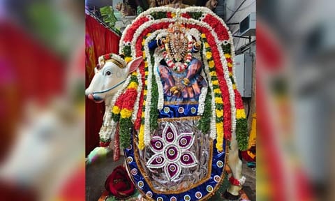 ரிஷப வாகனத்தில் எழுந்தருளிய மாரியம்மன்
