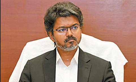 முன்னணி தொழில் நிறுவனங்களின் அதிகாரிகளுடன் முதல்-அமைச்சர் விஜய் ஆலோசனை