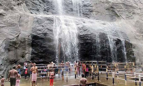 பொதுமக்கள் எதிர்ப்பு: பழைய குற்றாலம் அருவியில் குளிக்க வசூலிக்கப்பட்ட கட்டணம் நிறுத்தி வைப்பு