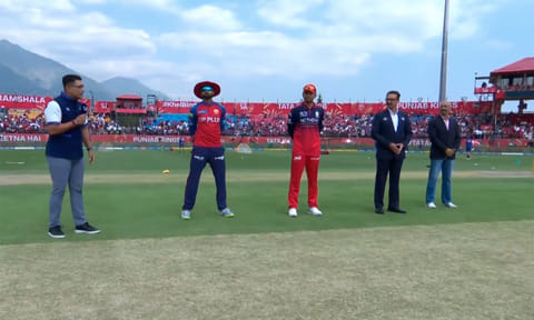 ஐபிஎல்: பெங்களூருக்கு எதிராக டாஸ் வென்ற பஞ்சாப், பந்துவீச்சு தேர்வு