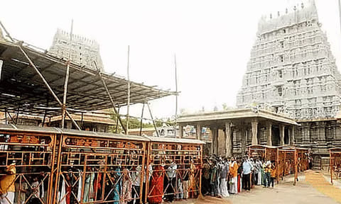 விடுமுறை தினம்: திருவண்ணாமலை கோவிலில் 3 மணி நேரம் காத்திருந்து பக்தர்கள் தரிசனம்