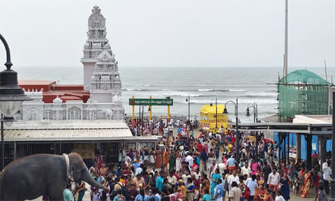 விடுமுறை தினம்: திருச்செந்தூர் கோவிலில் 6 மணி நேரம் காத்திருந்து பக்தர்கள் தரிசனம்
