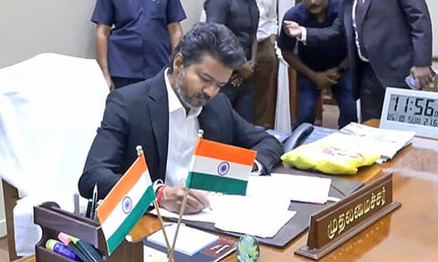 அமைச்சர்கள் நியமிக்கப்படாத முக்கிய துறைகள் என்னென்ன...?