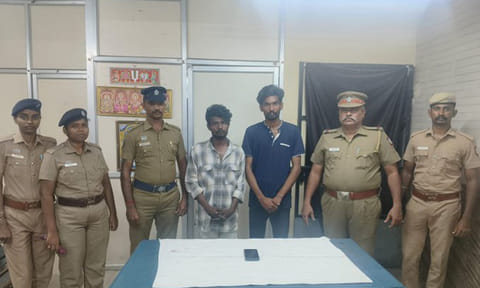 சென்னை: ரெயில் நிலையத்தில் பயணியிடம் செல்போன் திருடிய இருவர் கைது