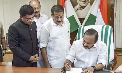 பெண்களுக்கு இலவச பஸ் பயணம்... பதவியேற்றதும் முதல் உத்தரவிட்ட கேரள முதல்-மந்திரி சதீசன்