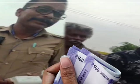 வாகன ஓட்டியிடம் லஞ்சம் பெற்ற காவல் உதவி ஆய்வாளர் பணியிடை நீக்கம்