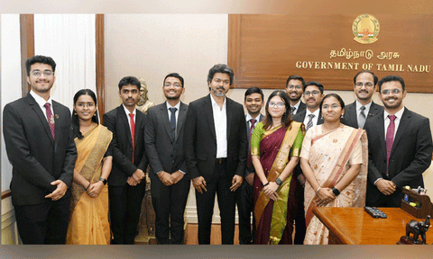 தமிழக முதல்-அமைச்சர் விஜய்யுடன் இளம் ஐ.ஏ.எஸ். அதிகாரிகள் சந்திப்பு