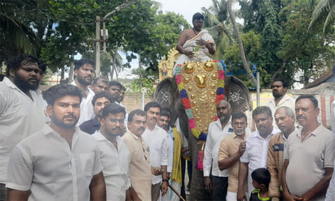 புனித நீர் குடத்தை யானை மீது வைத்து ஊர்வலம்
