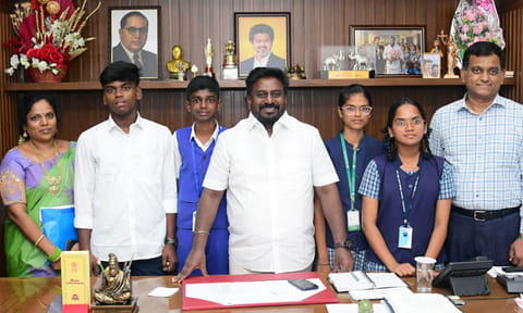 ஜப்பான் செல்லும் அரசுப்பள்ளி மாணவர்களுக்கு அமைச்சர் ராஜ்மோகன் வாழ்த்து!