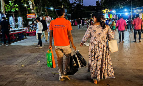 இனி கவலை வேண்டாம்...ஷாப்பிங்கில் வாங்கிய பொருளை சுமக்க கேரி மேன் வந்தாச்சு..எங்கே தெரியுமா?