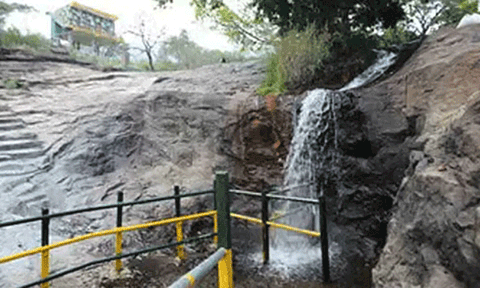 கும்பக்கரை அருவிக்கு சுற்றுலாப்பயணிகள் செல்ல வனத்துறை தடை விதிப்பு
