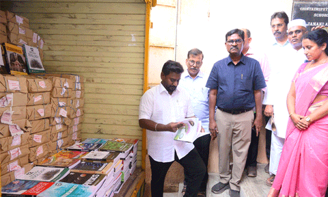 ஜூன் 1-ம் தேதி பள்ளிகள் திறப்பு: வினியோக பணிகளை நேரில் சென்று ஆய்வு செய்த அமைச்சர் ராஜ்மோகன்