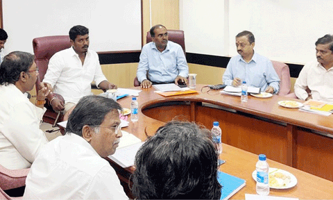 பாட்டிலுக்கு ரூ.10 வசூலிக்கும் டாஸ்மாக் ஊழியர்கள் மீது நடவடிக்கை எடுக்க அமைச்சர் விக்னேஷ் உத்தரவு
