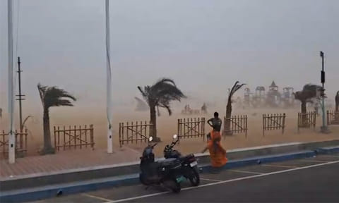புழுதிக்காற்று.. கடல் சீற்றம்.. மெரினா கடற்கரைக்கு செல்ல வேண்டாமென எச்சரிக்கை!