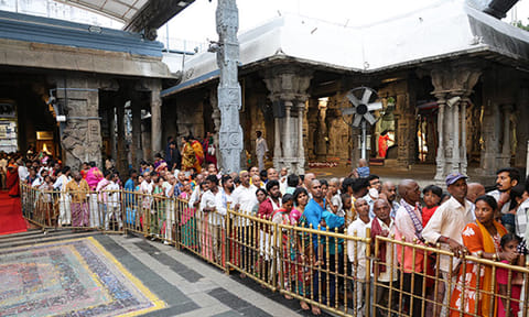 அபிஷேக சேவையின்போது தரிசனம் செய்வதற்காக வரிசையில் நின்ற பக்தர்கள்