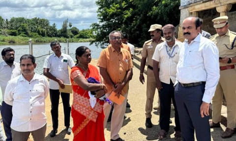 தாமிரபரணி ஆற்றில் கழிவுப்பொருட்களை கொட்டினால் அபராதம்! - கலெக்டர் எச்சரிக்கை