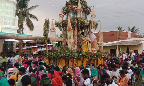 மெழுகுவத்தி ஏந்தி சப்பரத்தை சுற்றி வந்த பக்தர்கள்