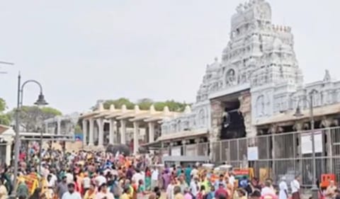 திருச்செந்தூர் கோவிலில் அலைமோதிய பக்தர்கள் கூட்டம்; 6 மணி நேரம் காத்திருந்து சாமி தரிசனம்