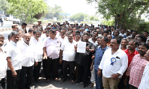 டாஸ்மாக் தலைமை அலுவலகம் முன்பு ஊழியர்கள் ஆர்ப்பாட்டம்: காலி பாட்டில் சேகரிப்புக்கு எதிர்ப்பு