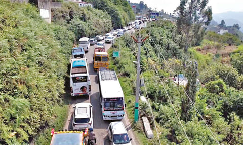 கோடை விடுமுறை: கொடைக்கானலில் 10 கிலோமீட்டருக்கு அணிவகுத்து நின்ற வாகனங்கள்