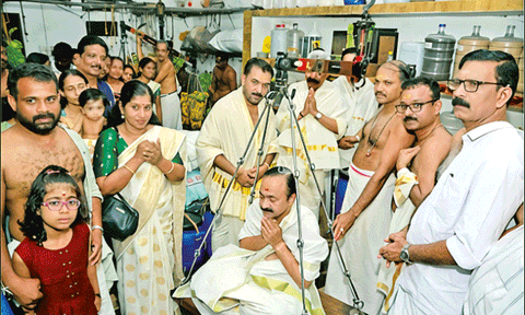 முதல்-மந்திரியாக பதவியேற்றபின் முதன்முறையாக
குருவாயூர் கோவிலில் வீ.டி.சதீசன் சாமி தரிசனம்