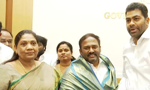 தமிழக அரசியலில் பரபரப்பு; அ.தி.மு.க. எம்.எல்.ஏ.க்கள் 3 பேர் ராஜினாமா