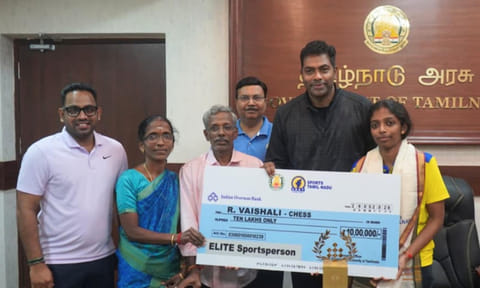 வைஷாலிக்கு ரூ. 10 லட்சம் நிதியுதவி