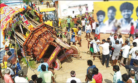 திருவிழாவில் பக்தர்கள் இழுத்தபோது மாரியம்மன் கோவில் தேர் சாய்ந்து வீடு மீது விழுந்ததால் பரபரப்பு