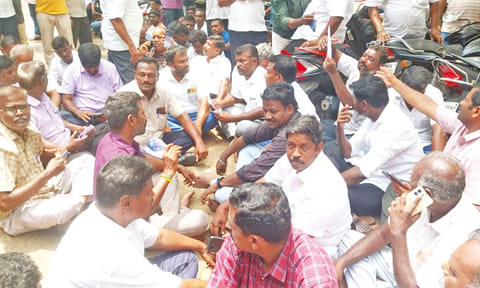 ஈரோடு: 4-வது நாளாக தொடரும் டாஸ்மாக் ஊழியர்கள் வேலைநிறுத்த போராட்டம்; மதுப்பிரியர்கள் திண்டாட்டம்