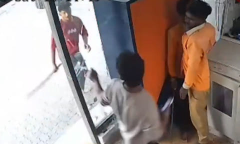தூத்துக்குடியில் பரபரப்பு: பெட்ரோல் பங்கை சூறையாடிய போதை ஆசாமிகள்