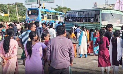 திருவண்ணாமலையில் கிரிவலம் முடிந்து சொந்த ஊர்களுக்குச் செல்ல போதிய பஸ்கள் இல்லாததால் பக்தர்கள் அவதி