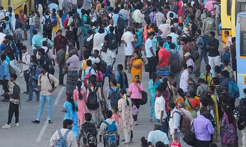 பயணிகள் கூட்டம்