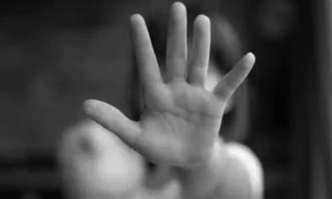 சிறுமிகளிடம் பாலியல் சீண்டலில் ஈடுபட்ட முதியவர்கள்: அதிர்ச்சி சம்பவம்