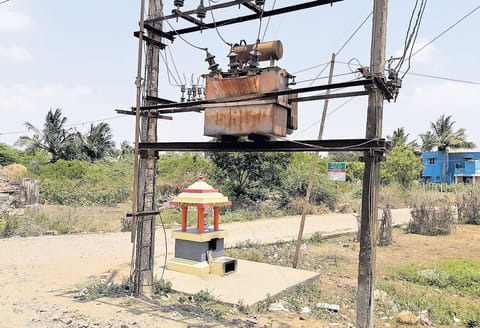 படப்பை அருகே ஆபத்தான நிலையில் உள்ள டிரான்ஸ்பார்மரை சீரமைக்க கோரிக்கை
