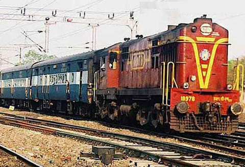டெல்லியில் எக்ஸ்பிரஸ் ரெயில் மோதி 20 பசுமாடுகள் சாவு