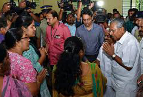 கேரள வெள்ள நிவாரணத்திற்கு 50 கோடிகளை வழங்கிய அதானி குழுமம், 21 கோடிகளை ரிலையன்ஸ் நிறுவனம் வழங்கியது