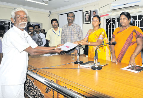 திருவள்ளூர் கலெக்டர் அலுவலக வளாகத்தில் குறை தீர்க்கும் நாள் கூட்டத்தில் 312 மனுக்கள்
